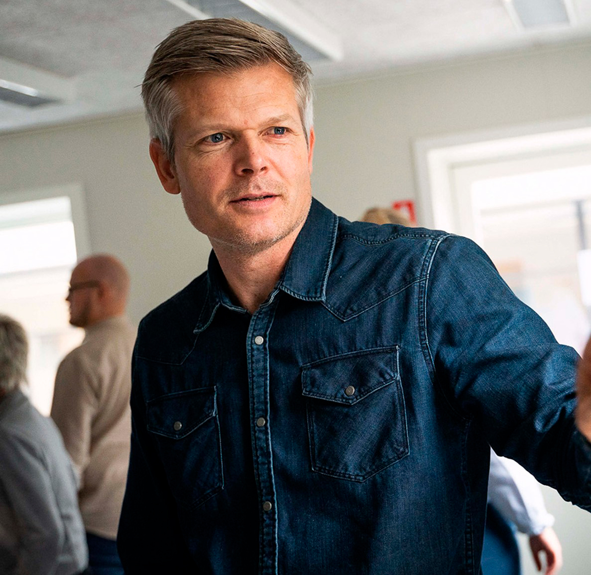 Medarbejder pejer på skærm