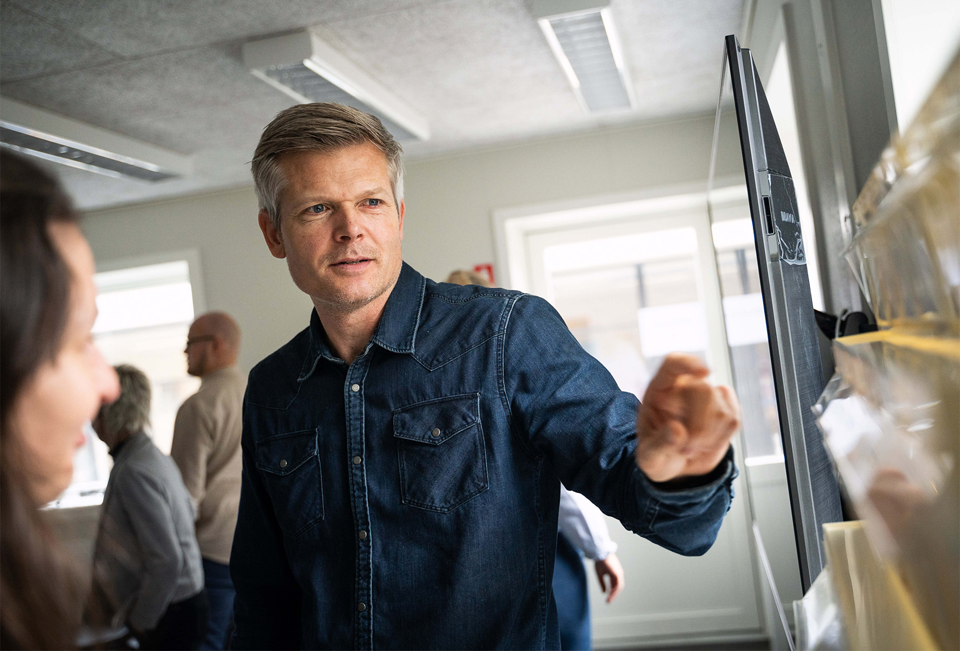 Innovationsmedarbejder peger på skærm