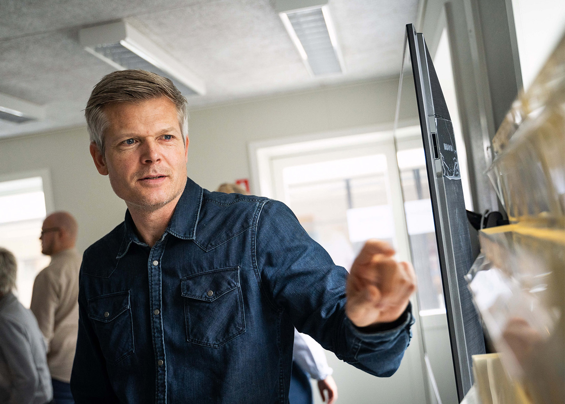 Innovationsmedarbejder peger på skærm